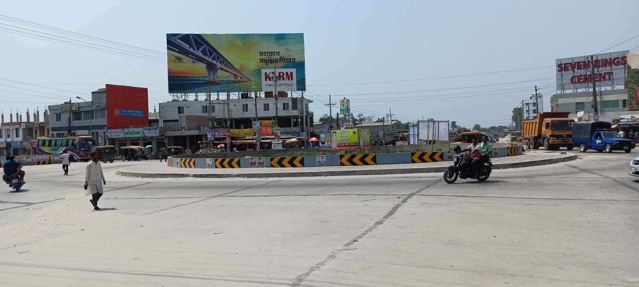 The vicinity of Zero Point was blanketed in dust for the most of the year. Little rain fell, and the weather was muddy. Vehicle traffic flow in an unorganised manner. Photo voice7 news 